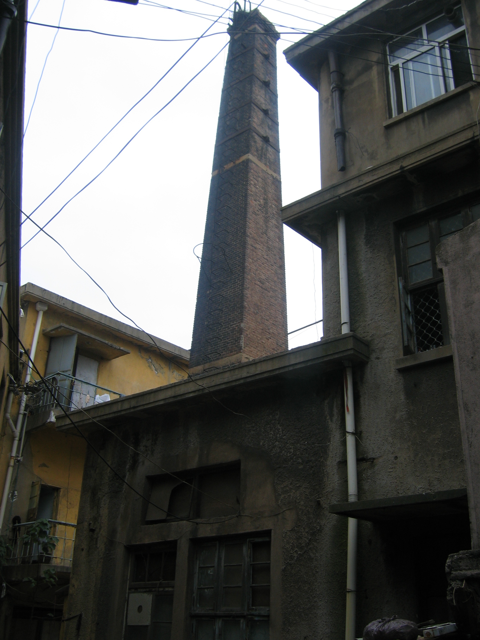 The Story of Haili (Part 1): A Century of Trials, Beginning with a Piece of Red String 青岛协成花边厂位于青岛市市南区西藏路14号的22间民房。图为原协成花边厂的一角。